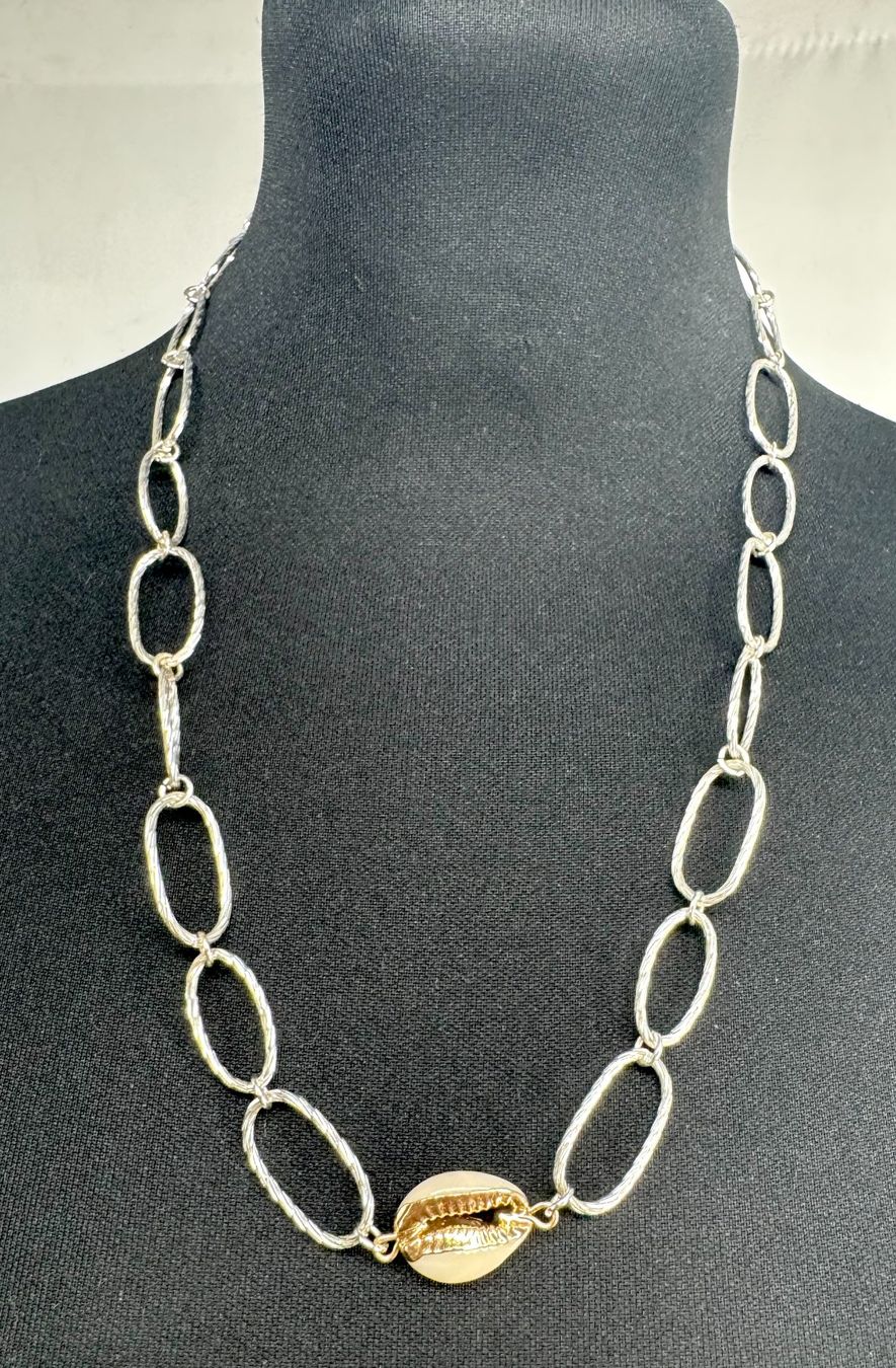 Ketten: Collier argenté avec coquillage doré – Gebraucht aus Lausanne von PlusValue_Lausanne