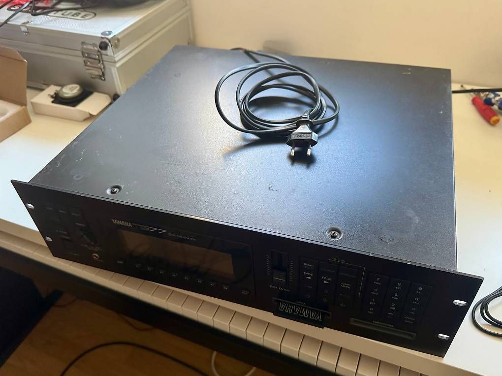 Strumenti musicali: YAMAHA TG77 SYNTHETISEUR TONE GENERATOR – Usato da St-Imier venduto da Swann-Thommen 2
