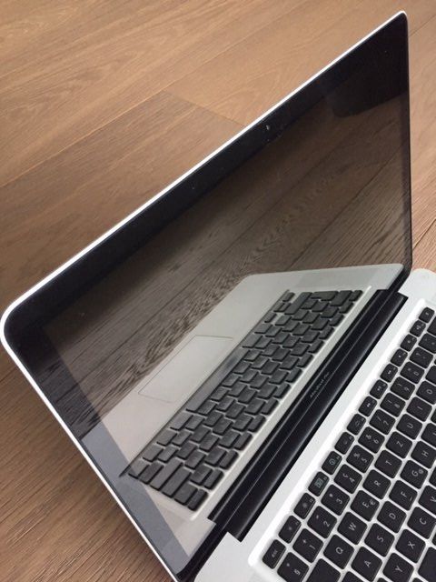 Apple Notebooks: MacBook Pro 15.4/2.4/2X2GB/320/SD/GLSY mit CD/DVD_Mid-2010 – Gebraucht aus Schindellegi von cocooning1 3