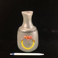 Flacon ou vase à motif monogrammé