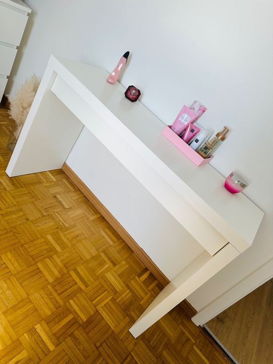 HOMCOM Postazione Trucco 3 In 1 Con Specchio Ribaltabile E Sgabello A Scomparsa – 3 Cassetti, Piano In Vetro, Ruote, Bianco, Salvaspazio