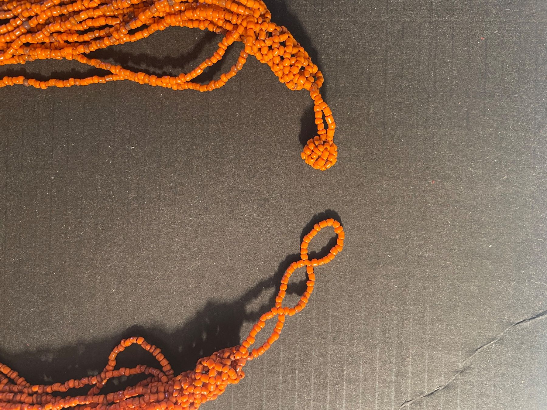 Catenine: Handgefertigte, orangene Perlenhalskette – Usato da Ballwil venduto da Classic-Gallery-6275 1