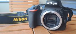Nikon D5600 mit umfangreichem Zubehör – sehr gepflegt