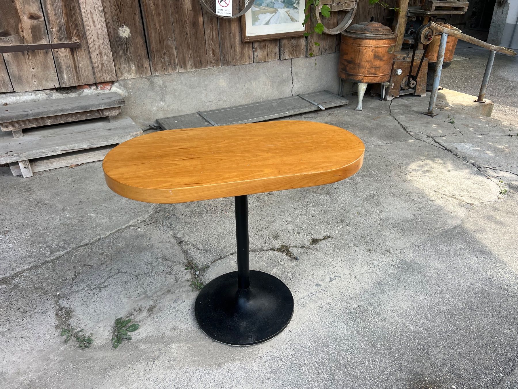 Tavoli: Ovaler Holztisch mit Metallfuss – Usato da Otelfingen venduto da Yossi-68 1