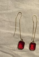 Boucles d’oreilles en plaqué or avec cabochon en verre rouge