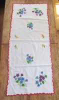 Tischläufer Vintage, Weiss mit Blumenstickerei & rotem Rand