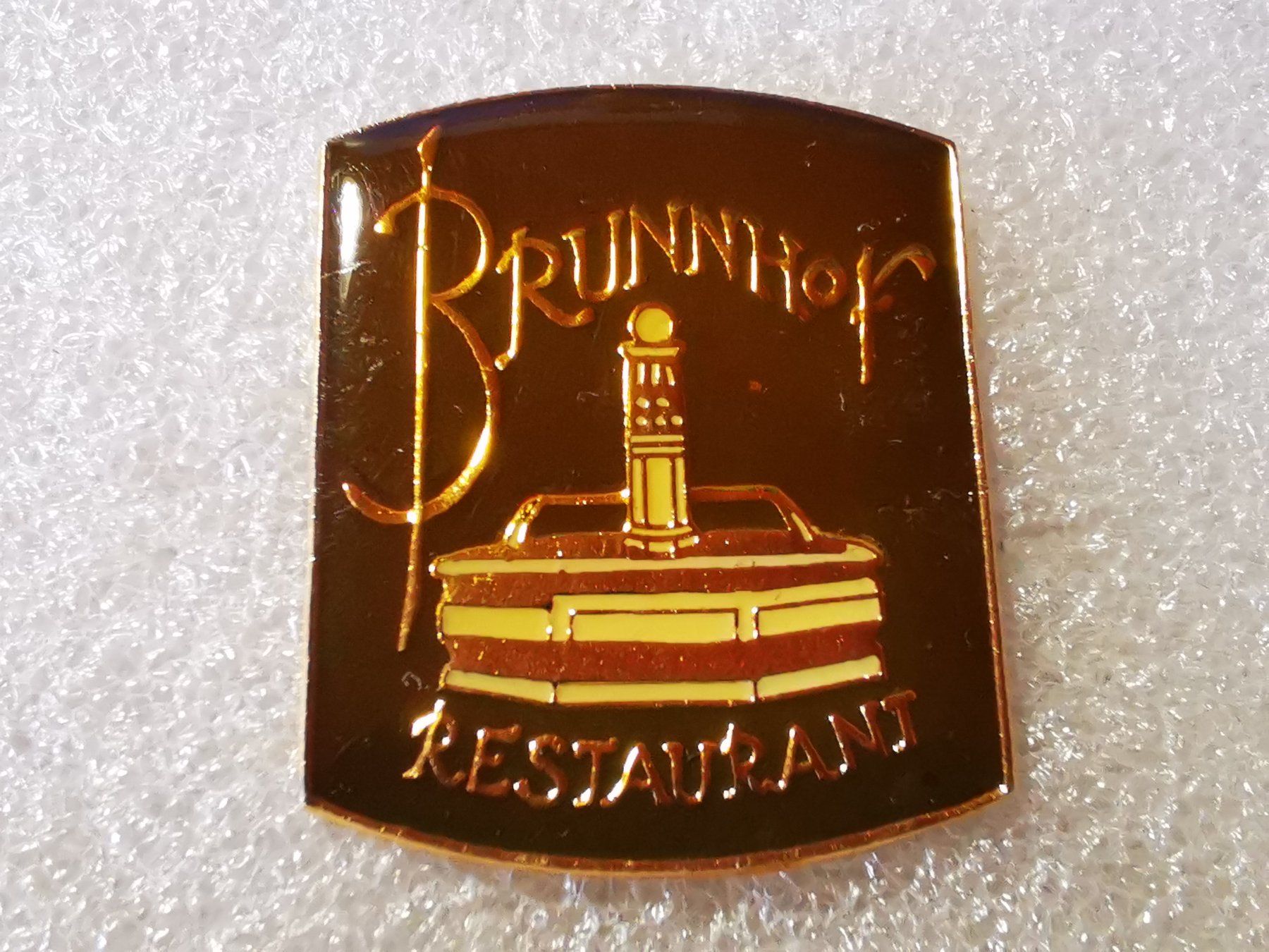 Placchette & Badge: Ansteckpin 160: Restaurant Brunnhof – Usato da Oppligen venduto da Pin-Fall-Shop