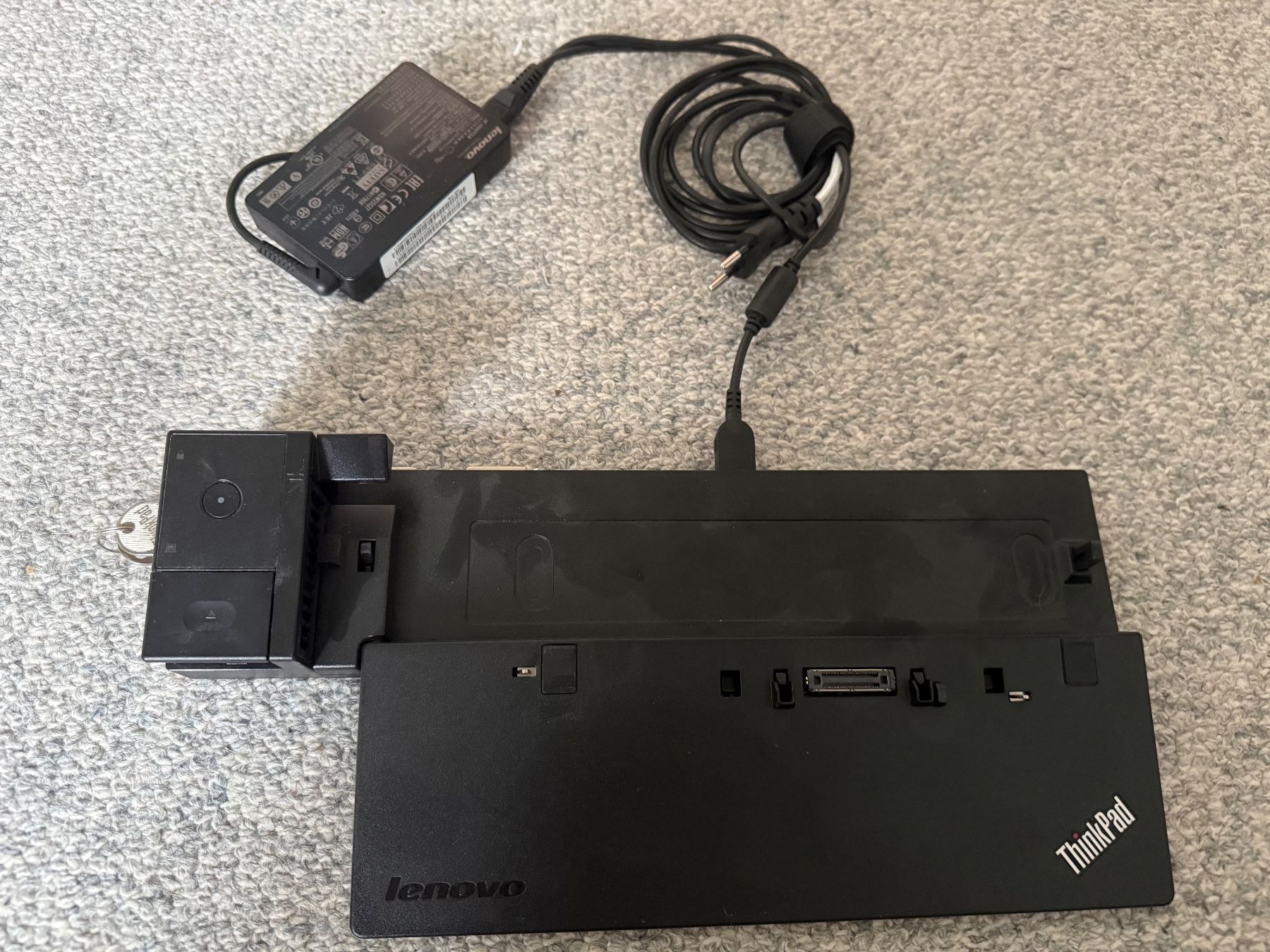 Lenovo Docking station: Thinkpad Ultra Dock Typ 40A2  inkl. Ladeadapter & Schlüssel – Usato da Niederhasli venduto da Cello57