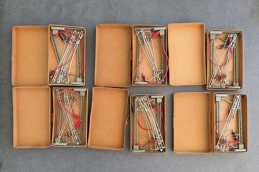 Märklin Modelleisenbahnen: MÄRKLIN 409 Masten und Oberleitungen Spur H0 – Gebraucht aus Schenkon von Blech 5