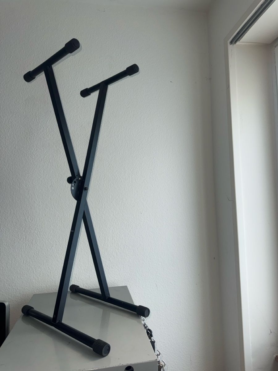 Instrumenten-& Notenständer: Keyboard-Ständer X-Form, höhenverstellbar  – Gebraucht aus Basel von GTB.Fa