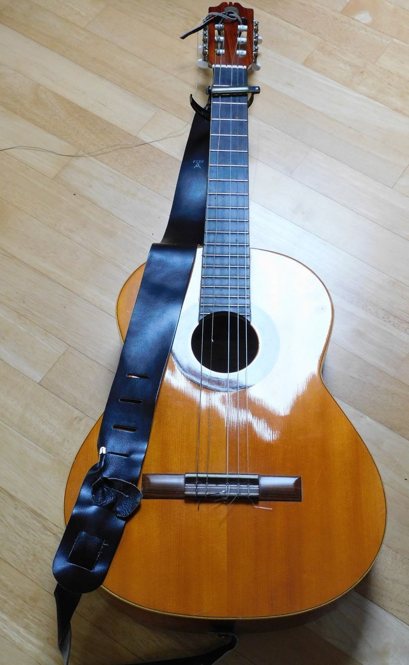 Strumenti musicali: Gitarre klassiche Gitarre mit Ledercase  1 meter – Usato da Sursee venduto da 76