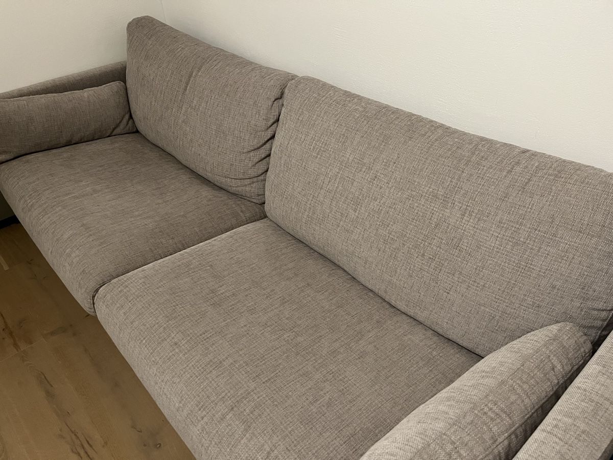 Pfister Divani: Grey Fabric Sofa with Patterned Throw Blanket Used – Usato da Zürich venduto da Jer_zh 2