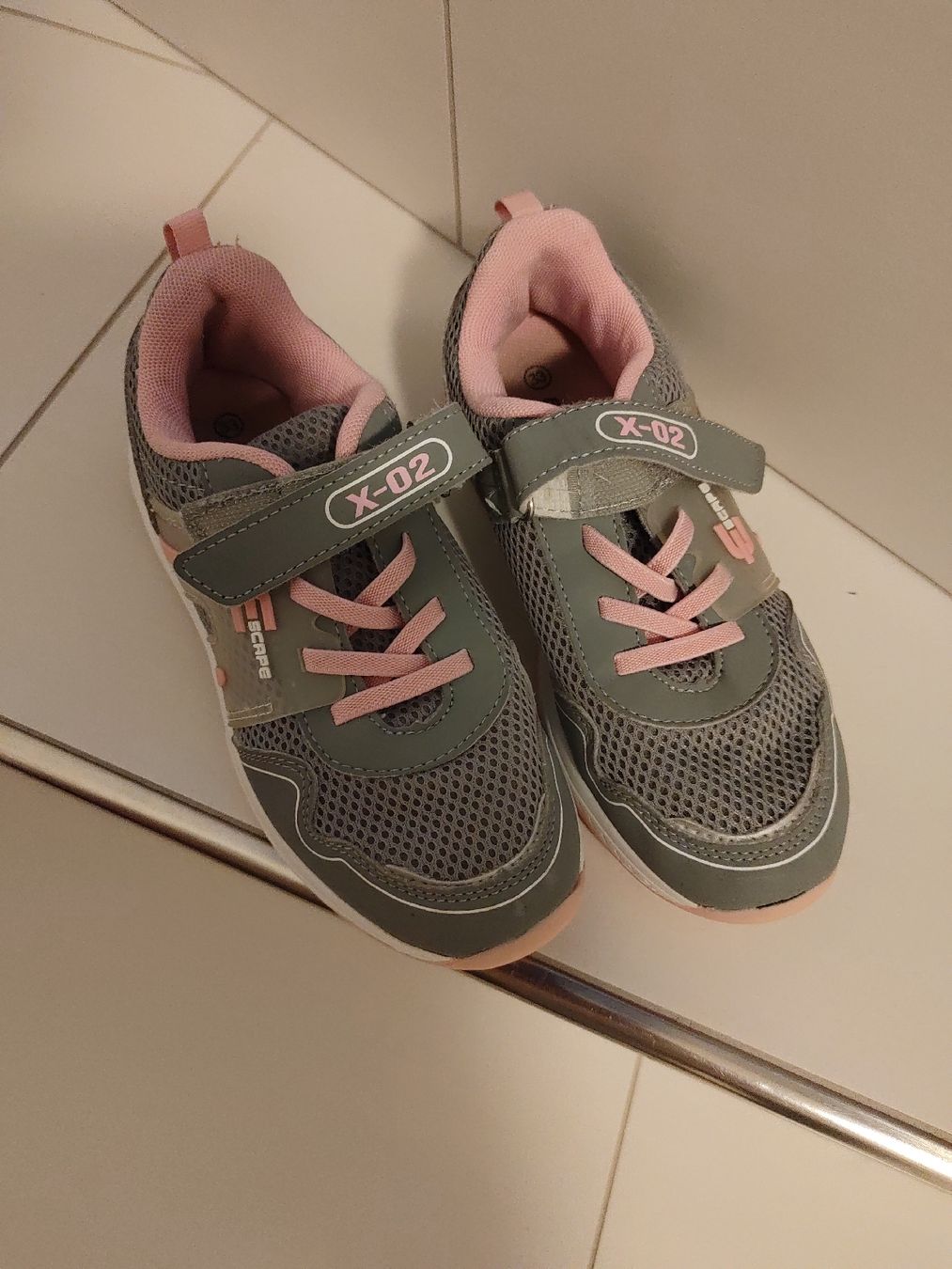 Schuhe für Mädchen: Turnschuhe Mädchen Grösse 33 – Neu (gemäss Beschreibung) aus Richterswil von Palmer2012
