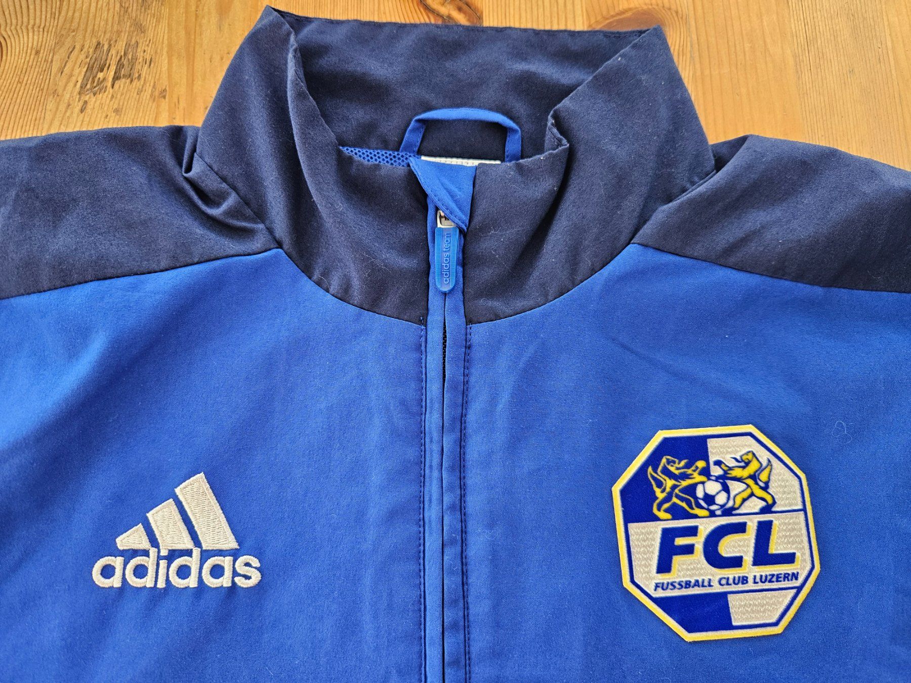 Canottiere & Pantaloni: FC Luzern Jacke #14 adidas Grösse S FCL Pullover Training – Usato da Hägglingen venduto da United-Village-Trade 1
