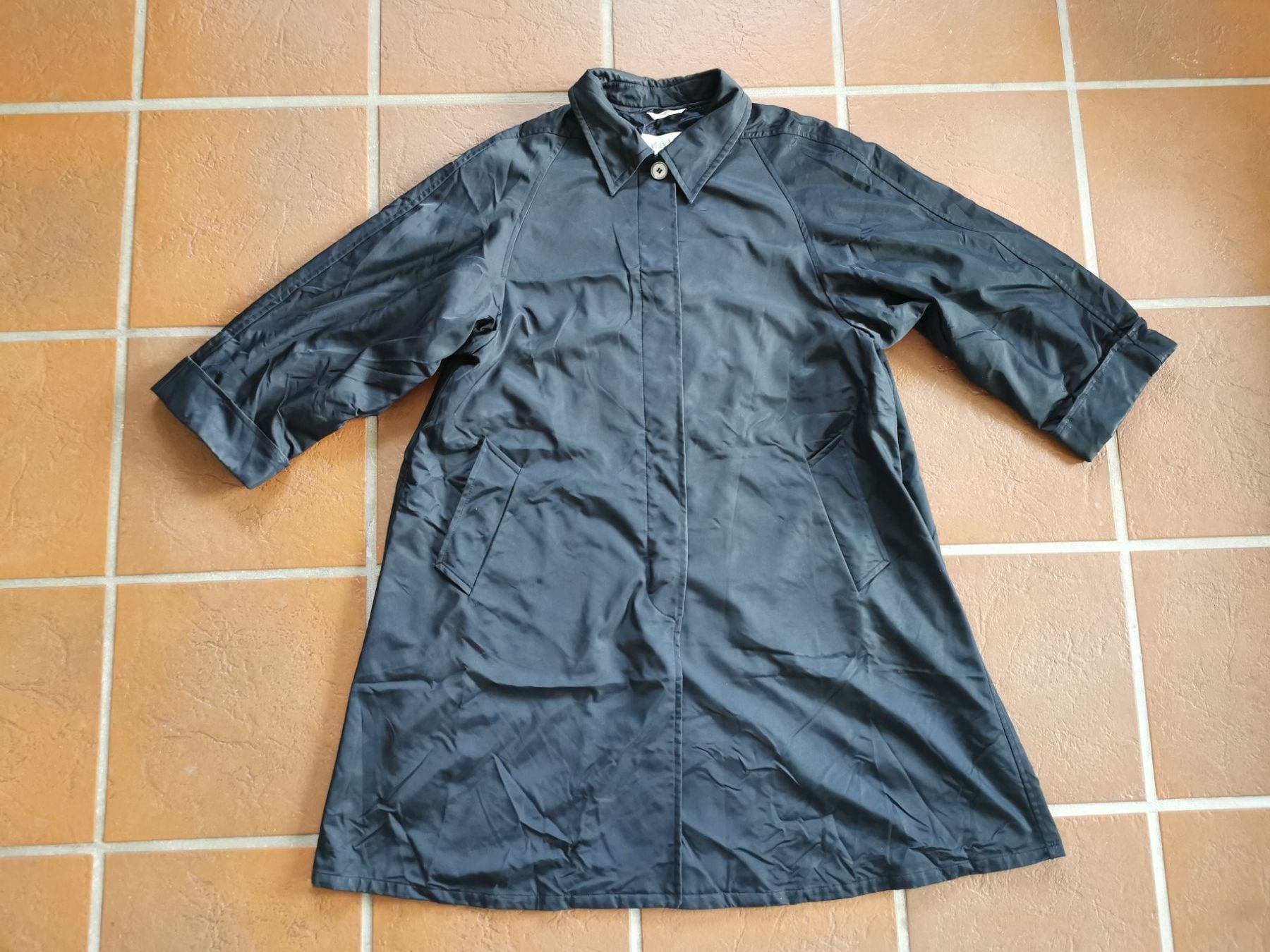 Max Mara Cappotti: Max Mara; schwarzer Regenmantel / Mantel Gr. 40 – Usato da Boniswil venduto da Totomat-Lady