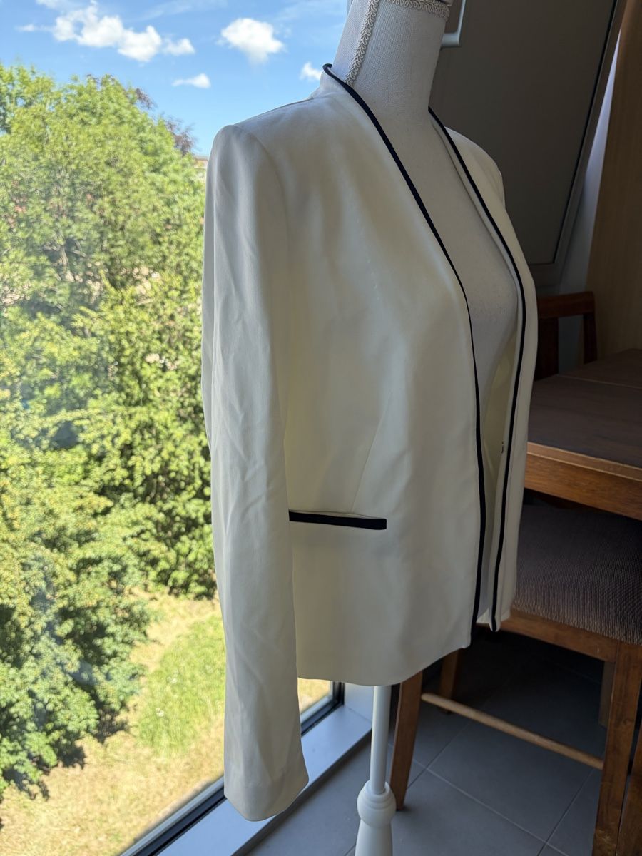 Giacche: Elegant Stretch White Jacket with Navy Trim  – Usato da Nyon venduto da Deb_D39 3