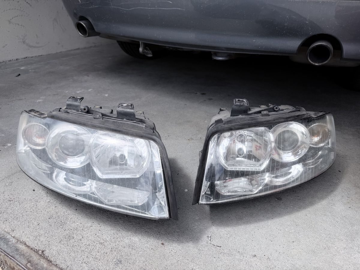 Audi Fari: Phares avant Audi A4 B6 break  – Usato da Muraz (Sierre) venduto da aud_t8fz