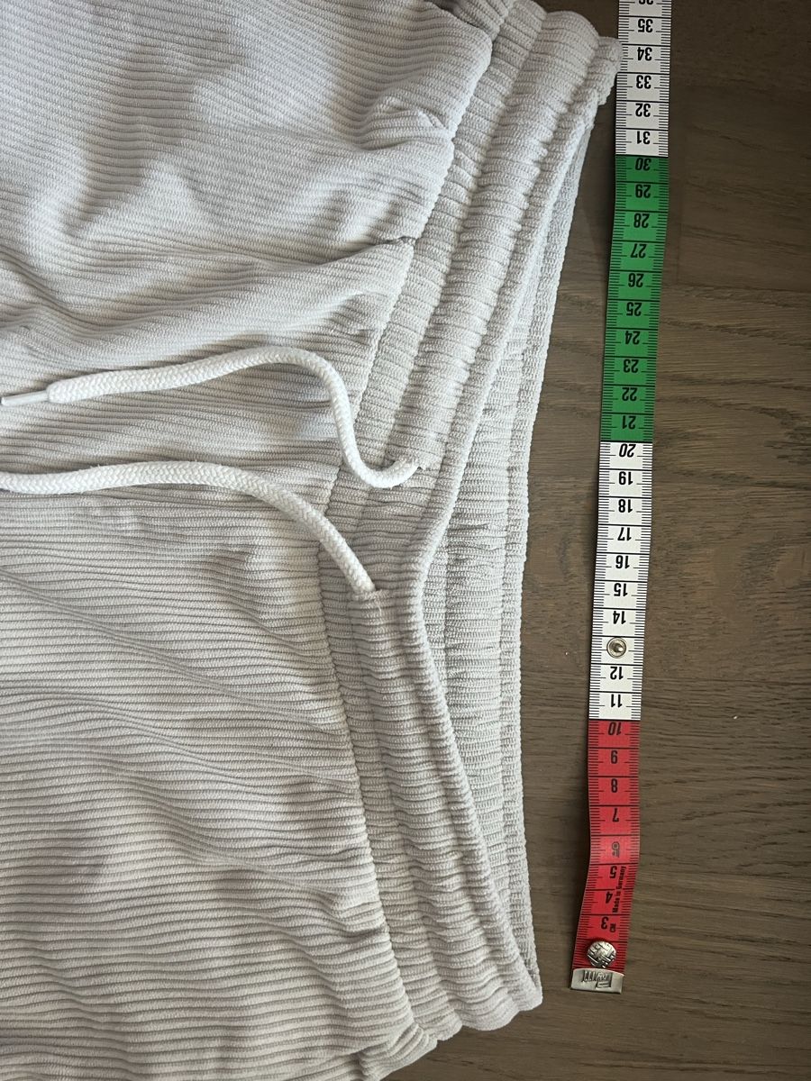 Pantaloni: Damen Hose gerippt – Usato da Kriens venduto da Luzernerin_K 7