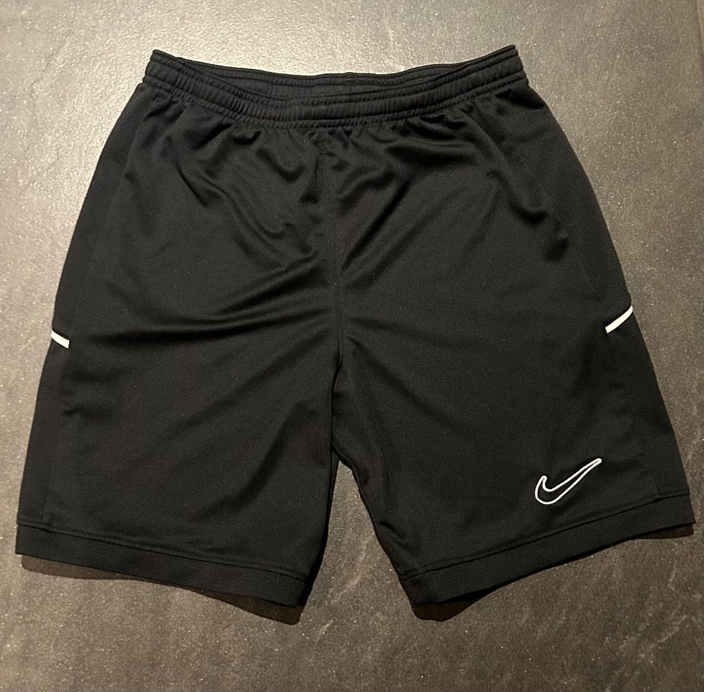 Nike Pantaloni: Nike Shorts Grösse Kinder L – Usato da Lobsigen venduto da HeneM
