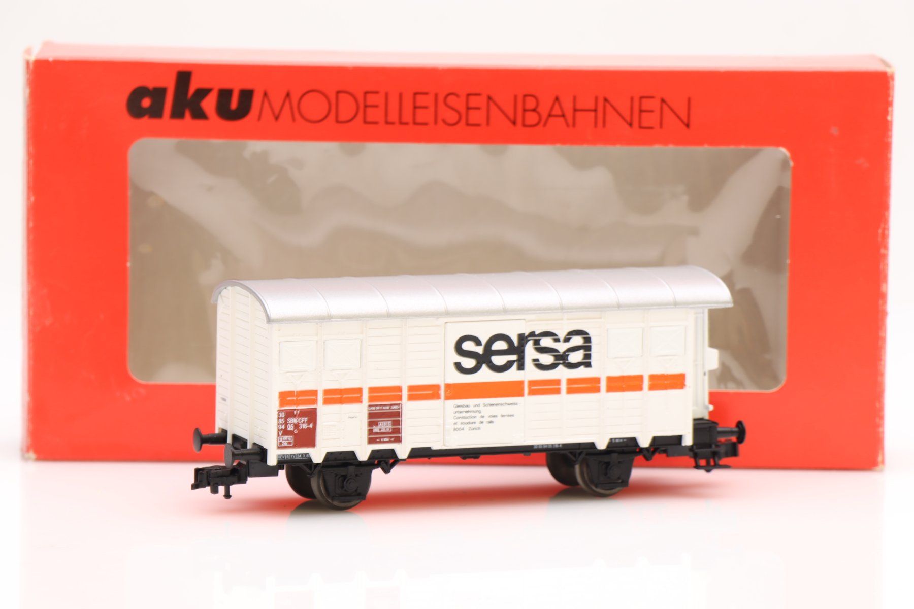 Aku Modelleisenbahnen: AKU 1807F Sersa Gedeckter Güterwagen, H0 – Neu (gemäss Beschreibung) aus Ried (Muotathal) von Modellbahn.swiss