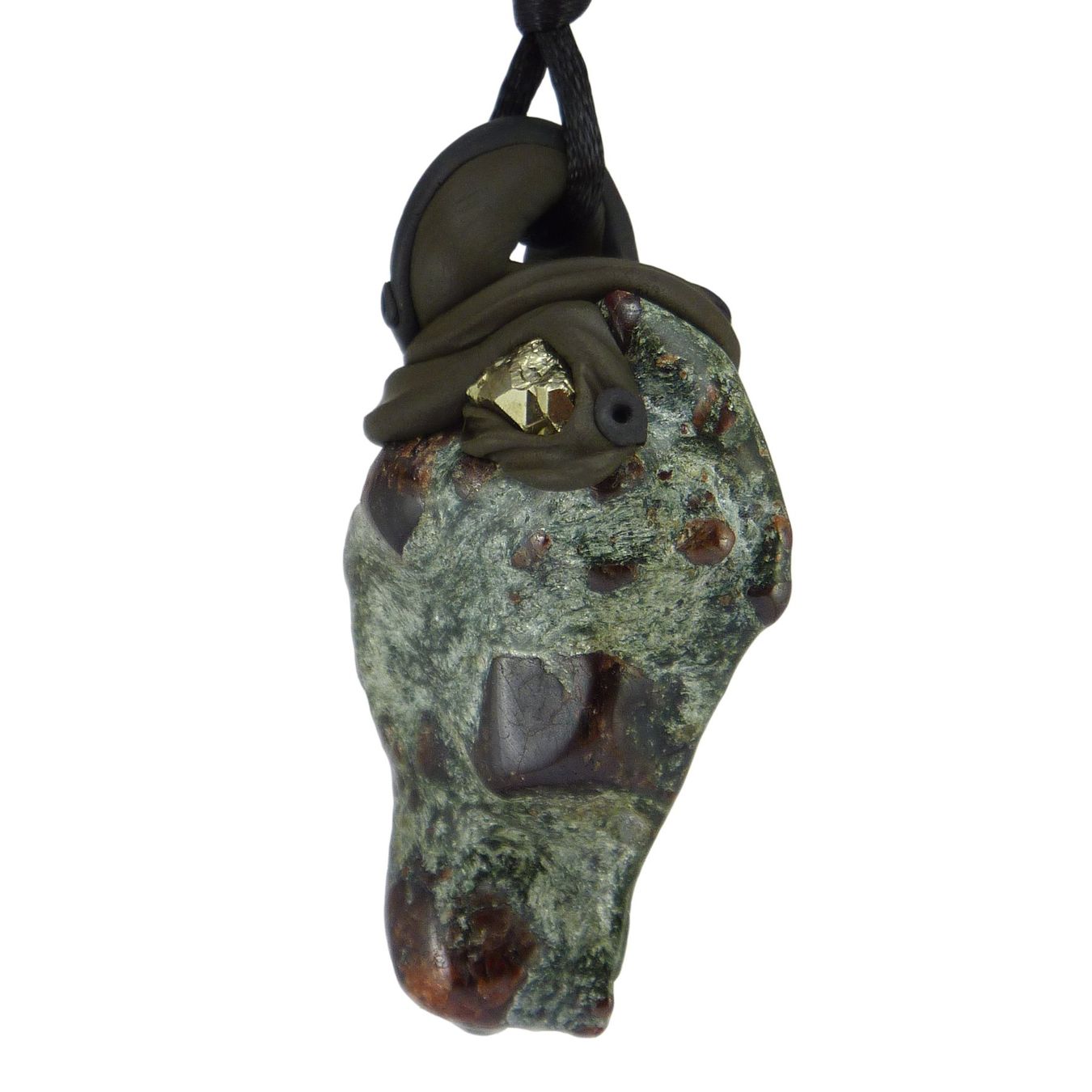Pietre preziose: Granat in Matrix Steinanhänger mit eingefasstem Pyrit – Nuovo e nell'imballaggio originale da Meilen venduto da BYRD-Design 1