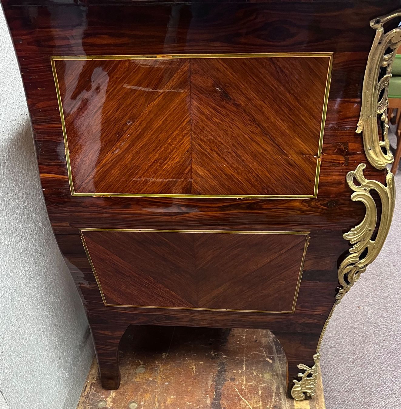 Cassettiere: Prachtvolle "Commode en Tombeau" , Paris um 1730 – Usato da Tecknau venduto da salzberg.ch 3