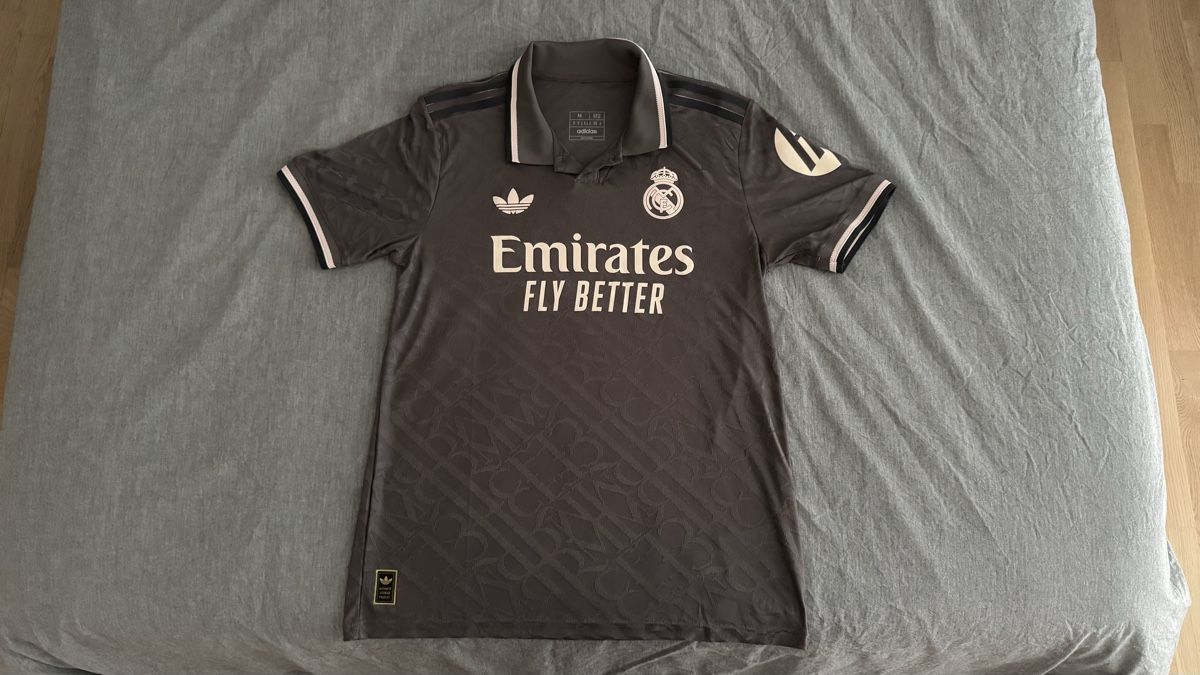 Real Madrid Canottiere & Pantaloni: Real Madrid Maillot Authentique Third 24/25 Gris Graphite – Nuovo (secondo la descrizione) da Rheinfelden venduto da flo_6rzz