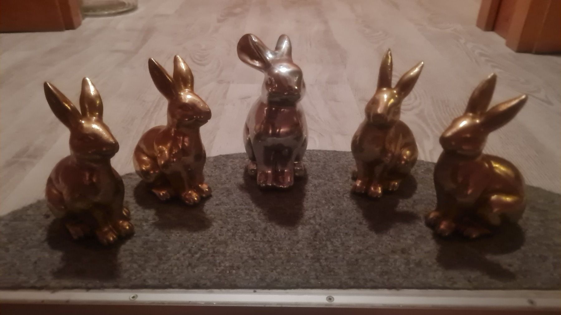 Statuette: 5 süsse Osterhasen – Nuovo (secondo la descrizione) da Münsingen venduto da Cuci31