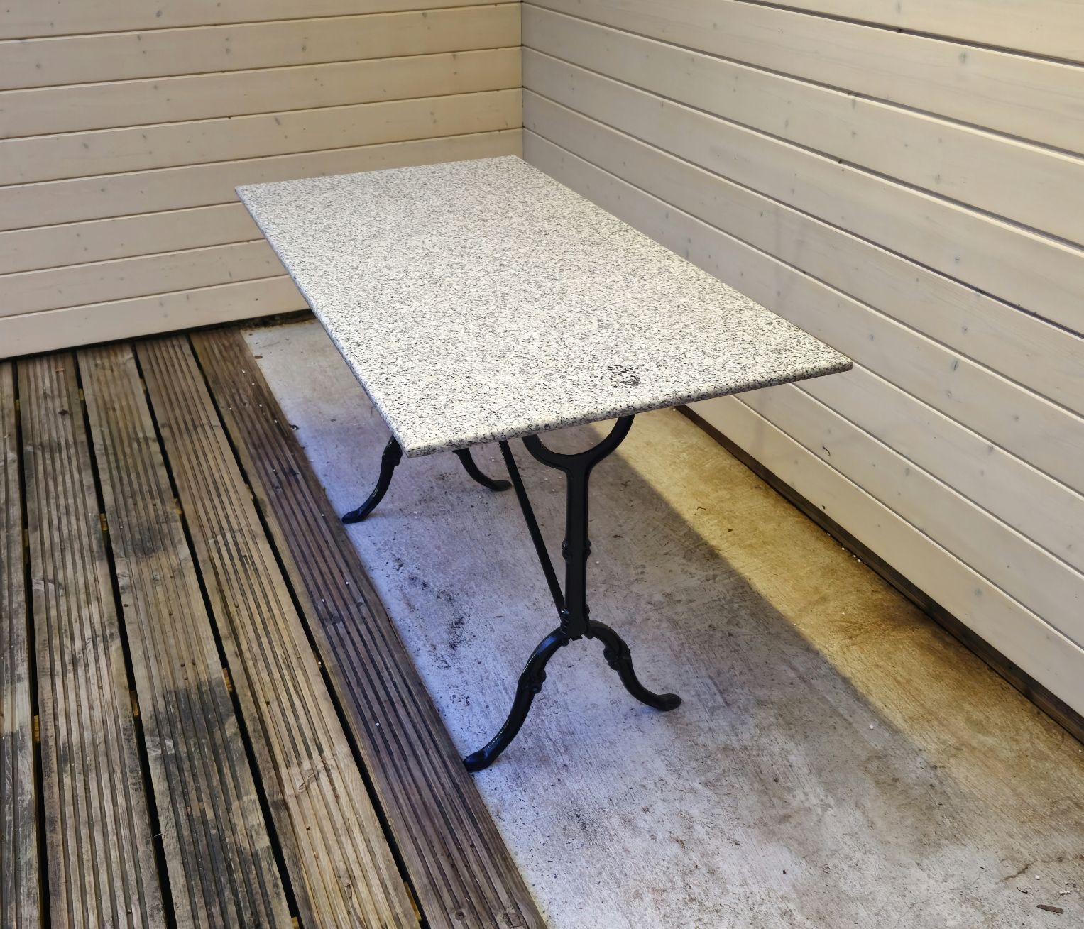 Tavoli: Granittisch mit Gusseisenfuss – Usato da Etzgen venduto da VierRingeA6 1