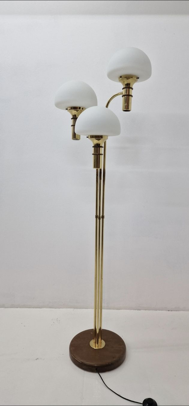 Lampade: 3-Leuchten Stehlampe aus Messing & Opalglas    – Usato da ZÜRICH venduto da Arte-24 1