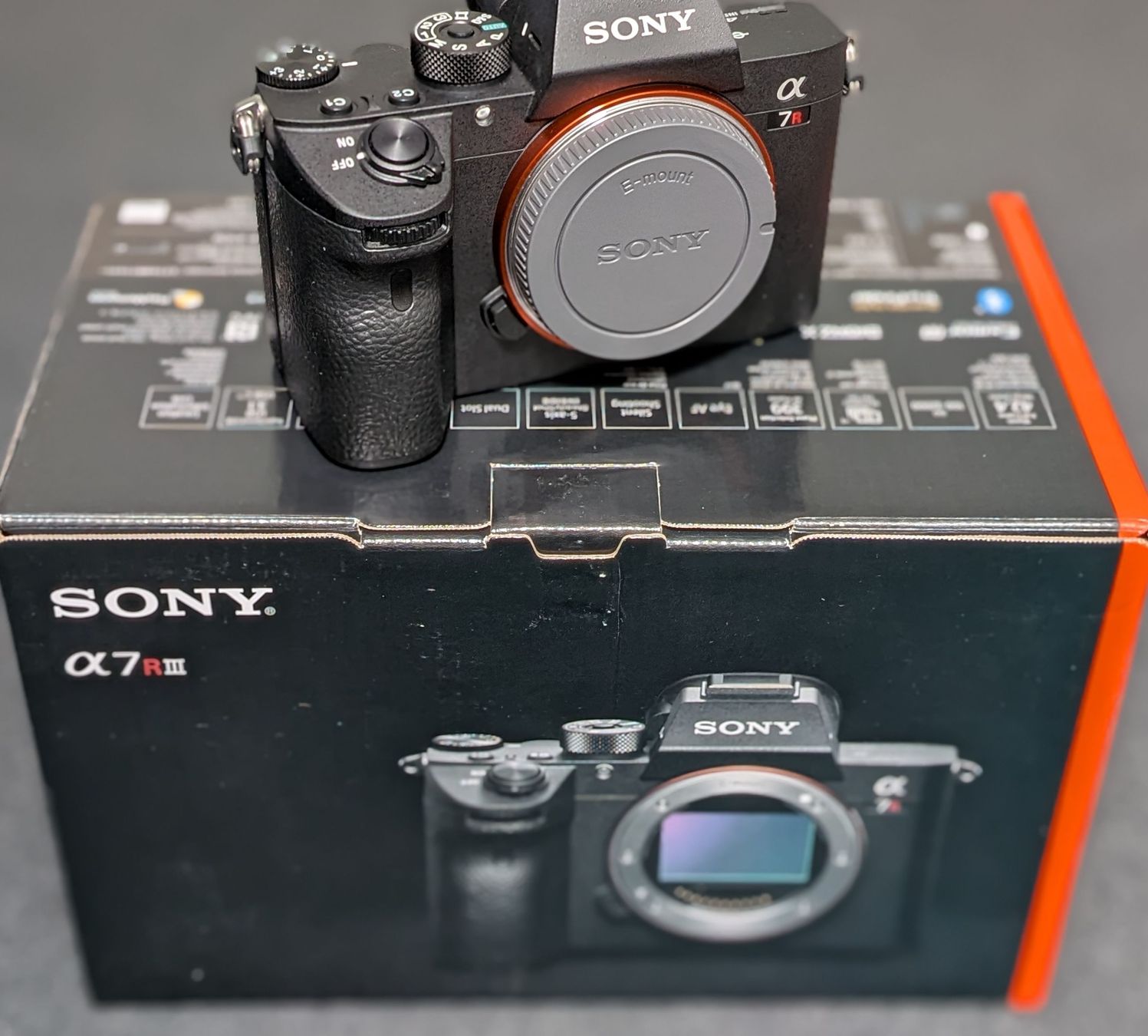 Sony Kamera: Sony a7R III Mirrorless Camera Body – Neu (gemäss Beschreibung) aus Baar von zah_6f9l