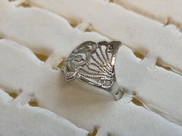 Bague fantaisie argentée, motif floral