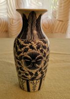 Vintage Vase weiss mit blauen Blätter, Blüten und Ornamente