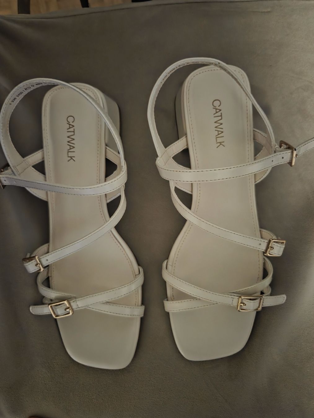 Damenschuhe: Sandalen  – Neu (gemäss Beschreibung) aus Gossau SG von sar_7vt5