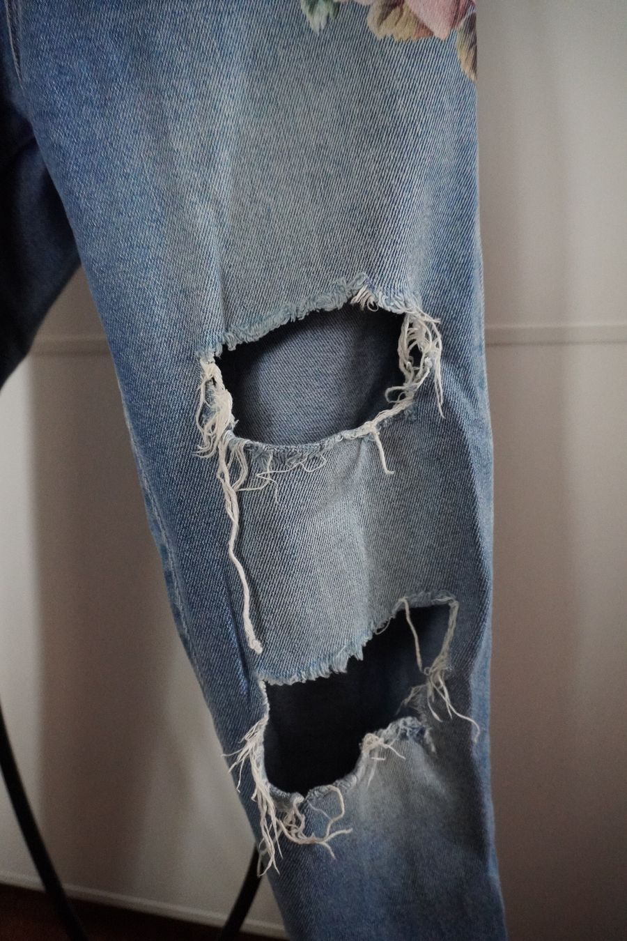 New Look Pantaloni: Jeans mit Rissen und Blumenmuster,  Gr. 36 – Usato da Uster venduto da aur_rtd8 3