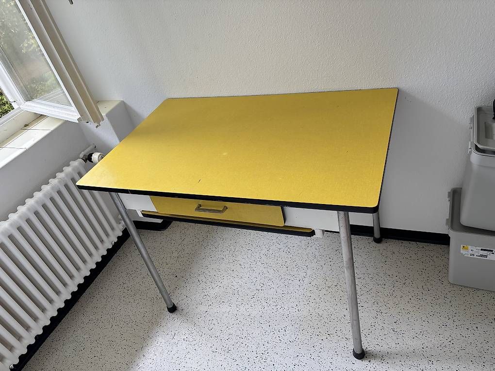 Tables: Küchentisch vintage – D'occasion à Biel/Bienne par dhe_k6rc
