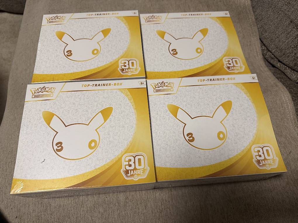 Carte collezionabili: 4 x Pokémon 30th ETB Deutsch  – Nuovo e nell'imballaggio originale da Emmen venduto da kat_ltp2 1