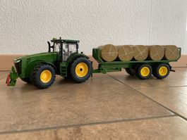 SIKU John Deere 8360R mit Rundballenanhänger