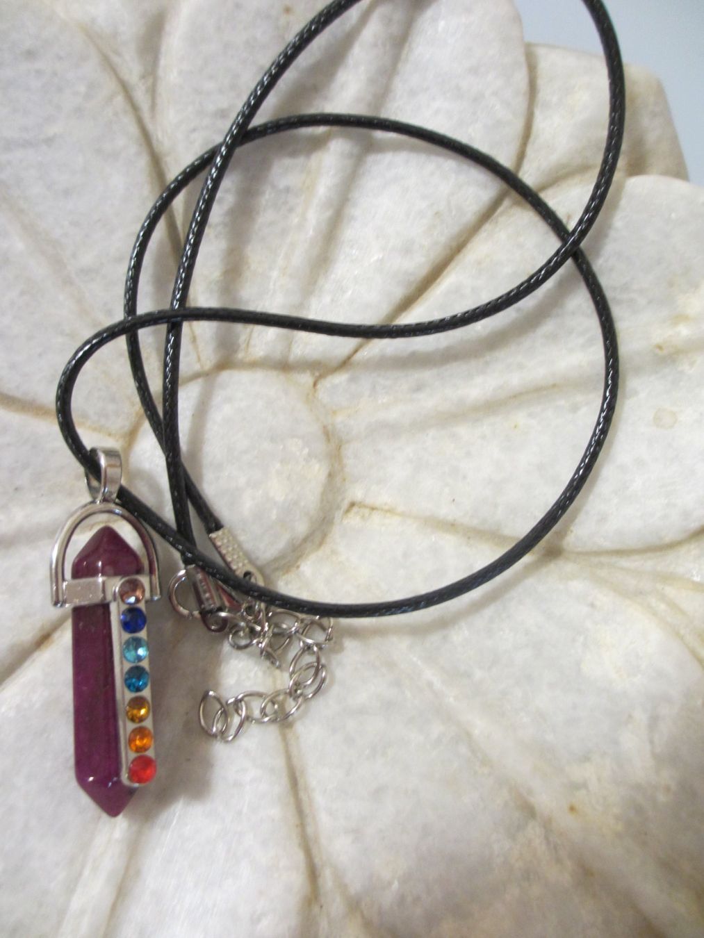 Ketten: hübsche Chakra Halskette mit Lederband, neu – Neu (gemäss Beschreibung) aus Herisau von fan_h9qj