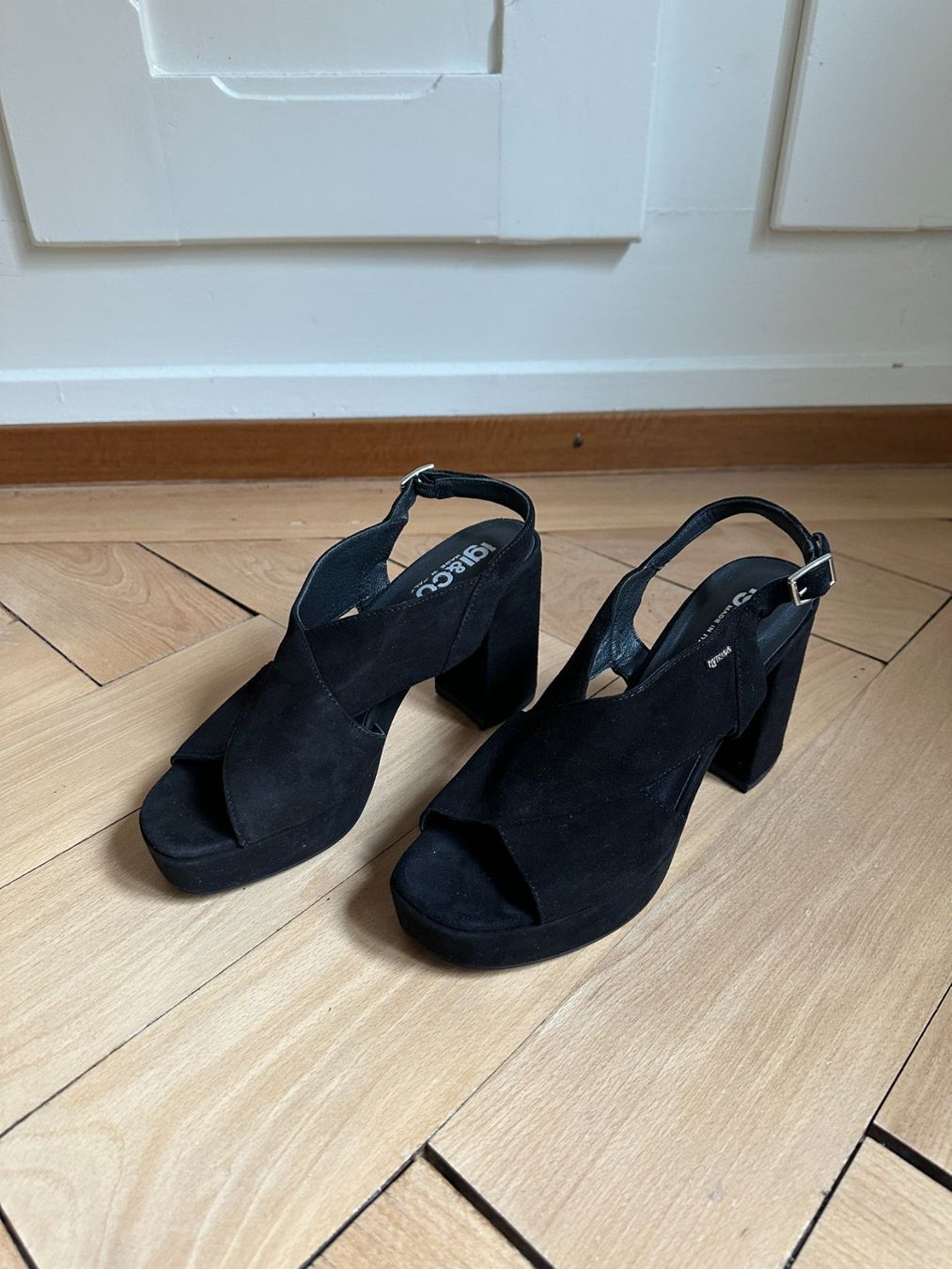 Scarpe da donna: IGI&CO - Wildleder Sandalette schwarz 38 – Usato da Zürich venduto da Diazaio