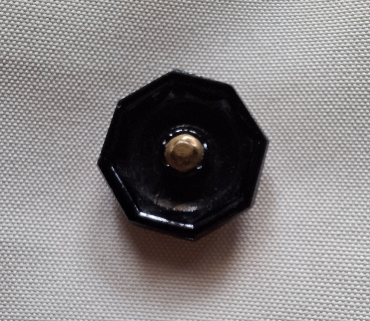 Bottoni: Schwarzer Glasknopf achteckig facettiert, 22 mm. – Usato da Dietikon venduto da Hirschkopf 3