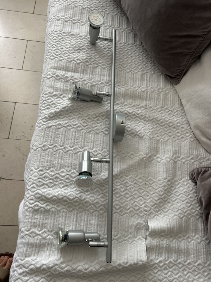Lampadari & plafoniere: Schiene mit 4 GU10 Spots, silber, dimmbar, mit leuchtmittel – Nuovo (secondo la descrizione) da Minusio venduto da monette08
