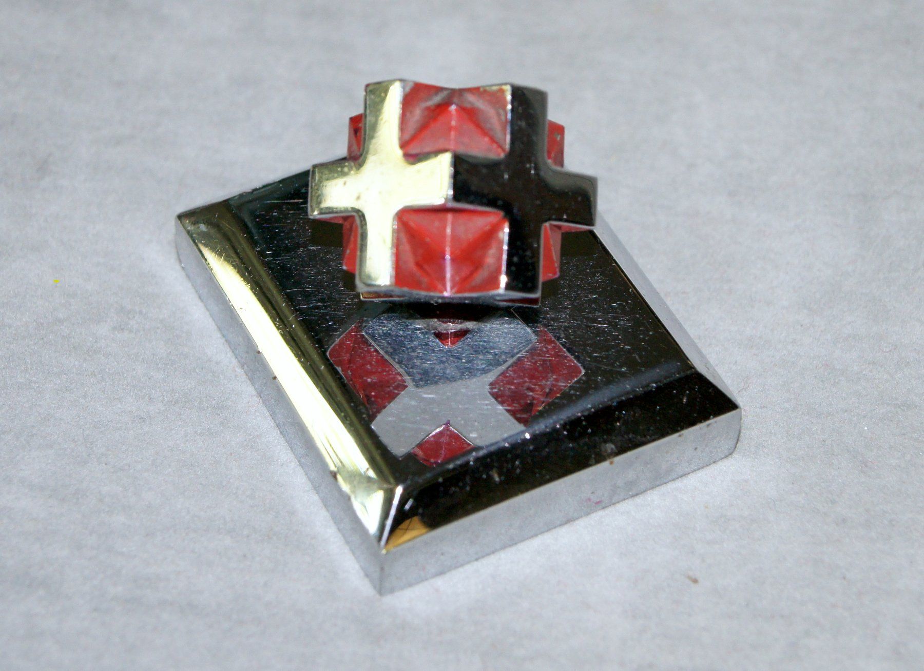 Tutte le decorazioni: Antikes Papiergewicht mit 3-dimensionalem Schweizerkreuz  Ca – Usato da Geroldswil venduto da ARTEFACTO 1