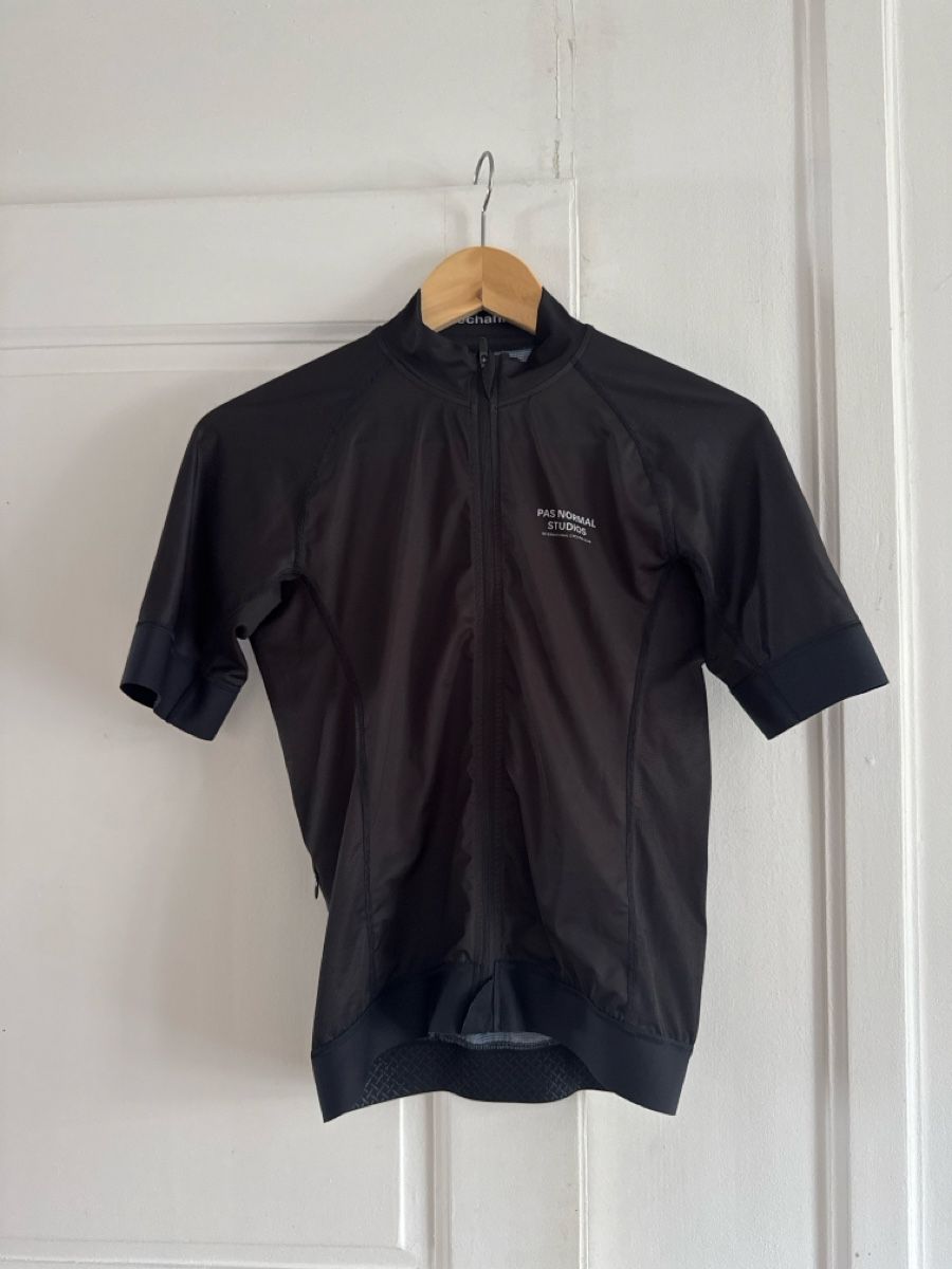 Pas Normal Studios Leibchen & Hosen: Pas Normal Studios Jersey – Gebraucht aus Diesse von second_life
