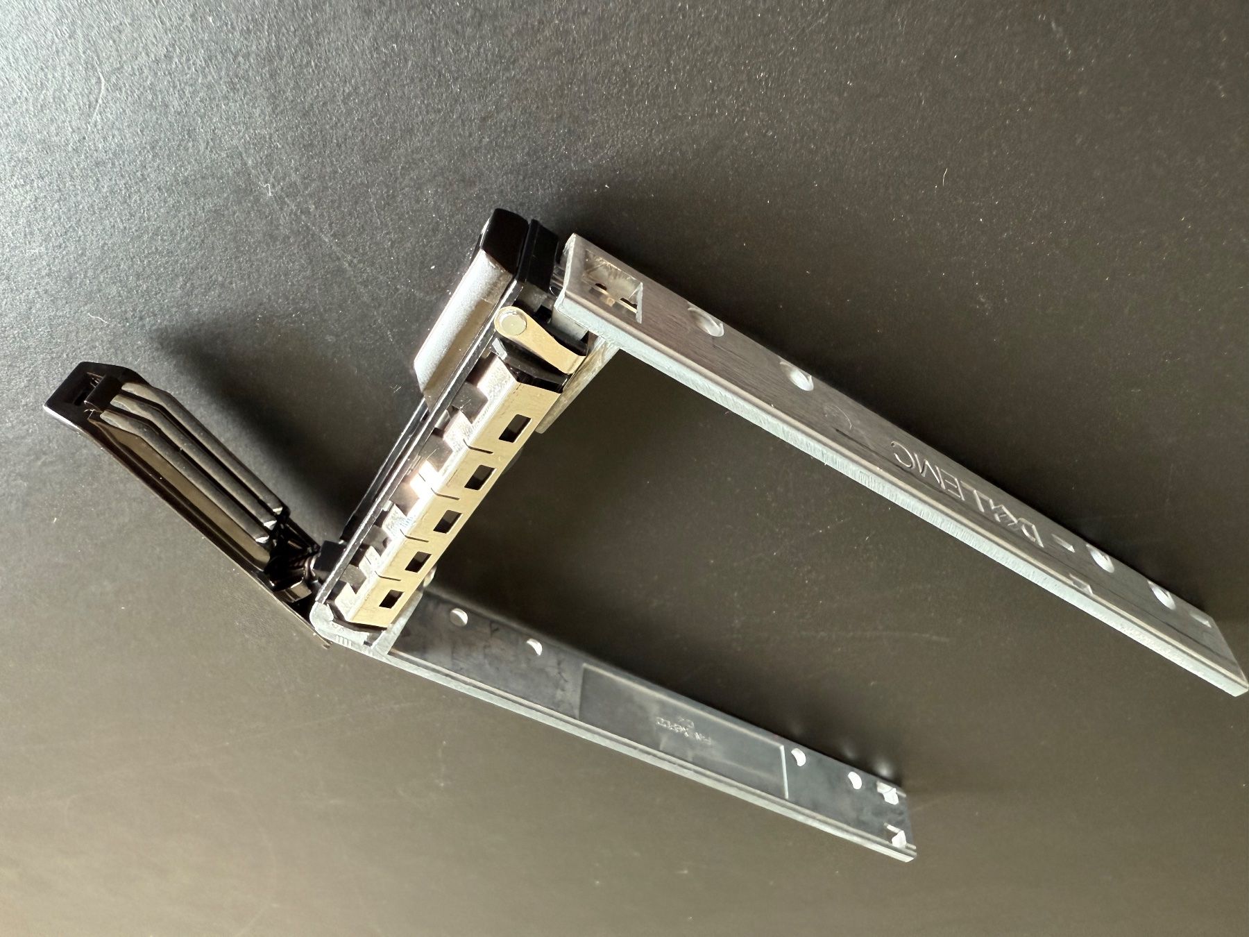 Dell Laufwerke & Adapter: DELL 2.5" SFF Hot-Plug Disk Tray / Rahmen – Gebraucht aus Zürich von thomashahn 1