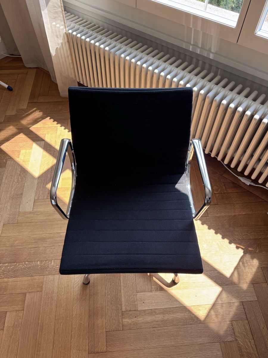 Vitra Sessel: Vitra Eames Alu Chair EA107 Hopsak nero – Gebraucht aus Bern von saduisel 3