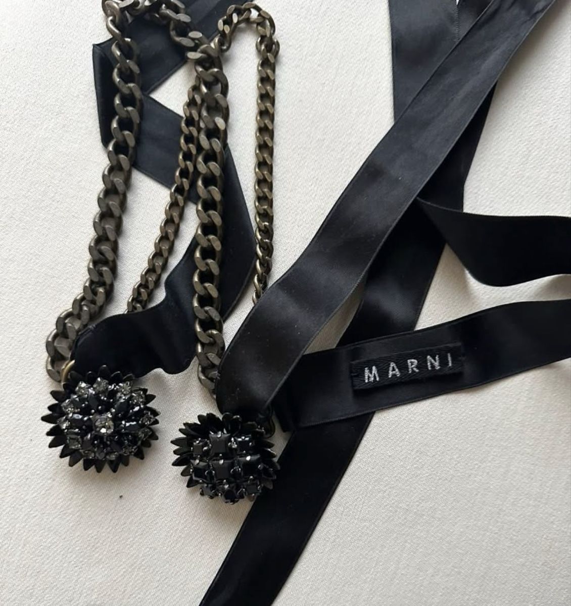 Marni Colliers: Collana Marni con catene e cristalli – Neuf (Voir description) à Ruvigliana par AnnaSwiss2026 2
