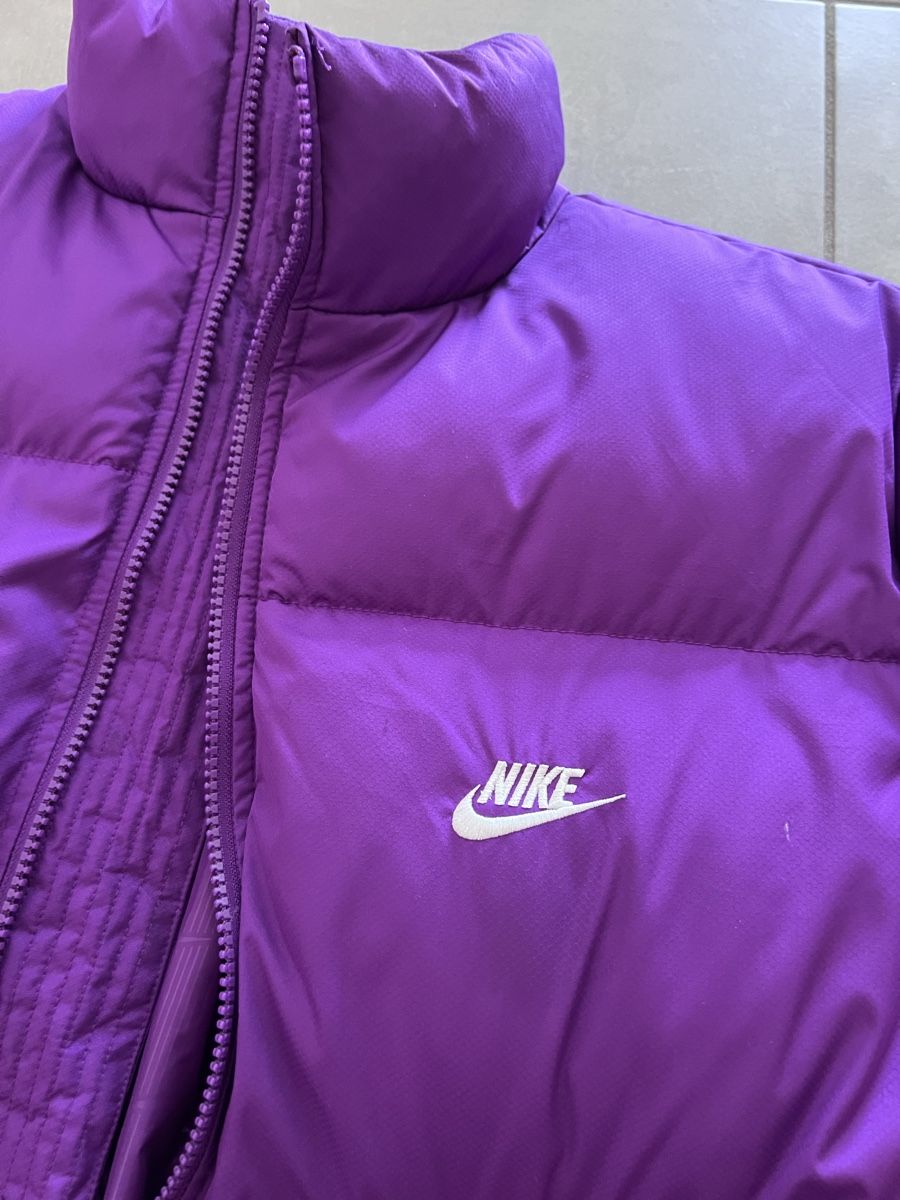 Nike Jacken: Nike Club Puffer Purple – Gebraucht aus Gordola von igo_9qdh 3