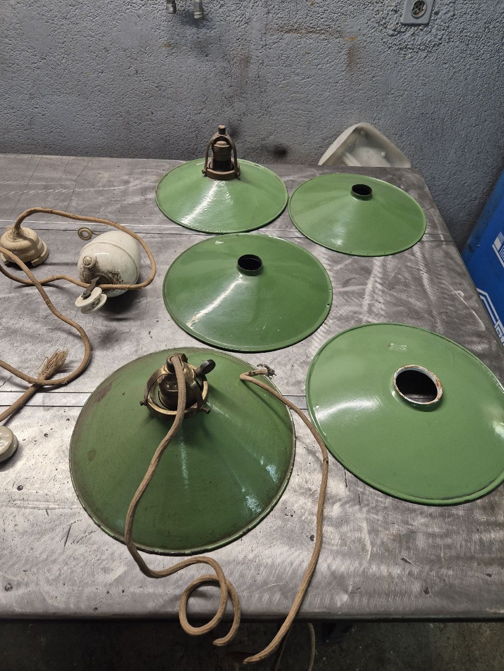 Lampen: Lampes d'atelier émaillées  – Defekt aus Le Locle von CHEGUA