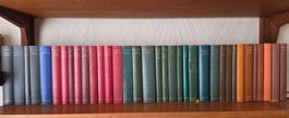 Dekorative Bücherreihe aus 36 Büchern